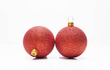 Beyaz arkaplanda izole edilmiş noel topları.