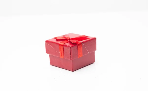 Caja de regalo roja aislada sobre fondo blanco — Foto de Stock