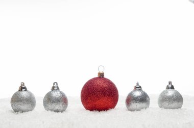 kar üzerinde yalan kırmızı ve gümüş Noel topları