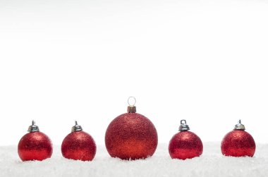 kar üzerinde yalan kırmızı Noel topları