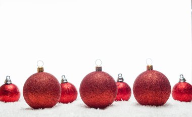 kar üzerinde yalan kırmızı Noel topları