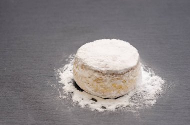 pudra şekeri ile Noel kurabiyesi