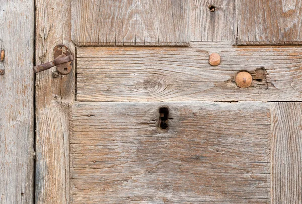 Close up of a handle on the old wooden door in an abandoned hous — Stock Photo, Image