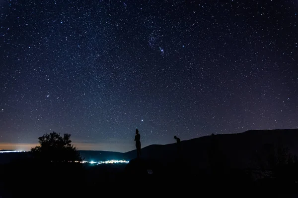 Paisaje nocturno con cielo estrellado en El Torno, Valle de Jertes, Cace — Foto de Stock