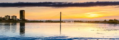 Panoramik nehir Badajoz Guadiana köprüde günbatımında,