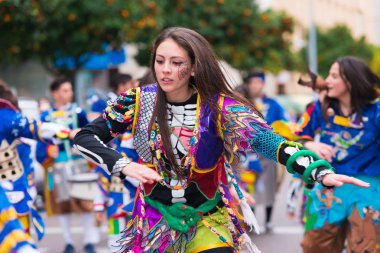 Badajoz, İspanya, Cumartesi. February.20. 2017 katılımcılar renkli kostümleri marimanta geçit töreninde katılın