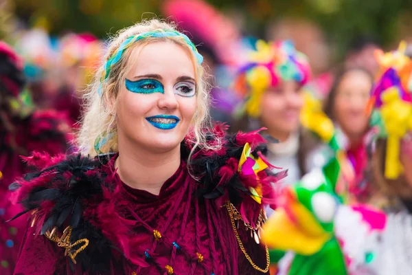 Badajoz, Espagne, samedi. Février. 20. 2017 Les participants en costumes colorés prennent part au défilé marimanta — Photo