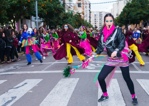 Badajoz, Spagna, sabato. Febbraio. 20. 2017 Partecipanti in costumi colorati partecipano alla sfilata della marimanta — Foto Stock