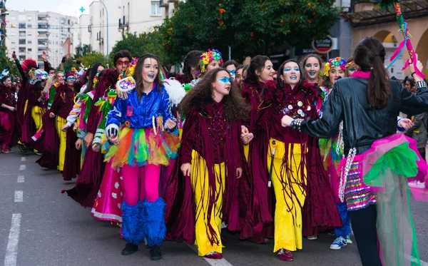 Badajoz, Spagna, sabato. Febbraio. 20. 2017 Partecipanti in costumi colorati partecipano alla sfilata della marimanta — Foto Stock