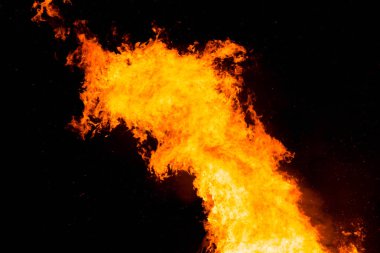 alevler siyah arkaplanda 