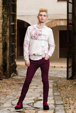 Giyen bohem şık giyim sokakta poz dostum