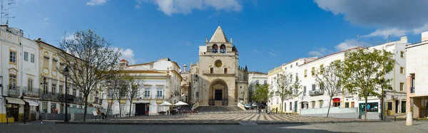 Panoramautsikt över av Republikens torg i staden av Elvas och katedralen — Stockfoto