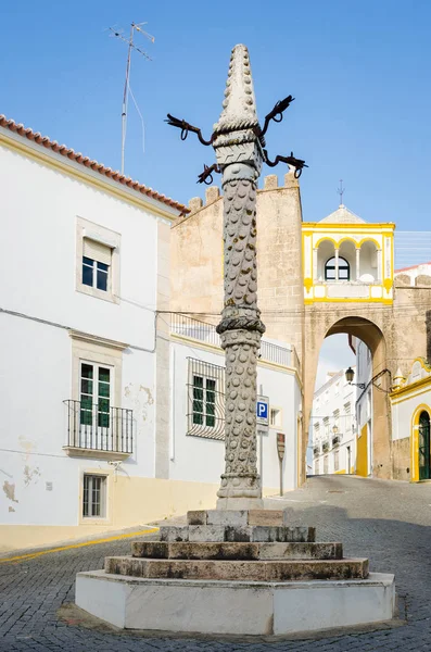 Skampålen på largo de santa clara, elvas, alentejo, portugal — Stockfoto