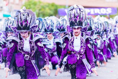 Badajoz, İspanya, Pazar. February.26. 2017 katılımcılar renkli kostümleri Badajoz 2017 karnaval geçit katılın