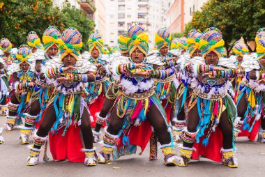 Badajoz, İspanya, Pazar. February.26. 2017 katılımcılar renkli kostümleri Badajoz 2017 karnaval geçit katılın