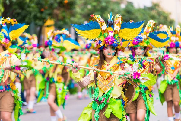 Badajoz, España, domingo. febrero.26. 2017 Participantes en coloridos trajes participan en el desfile de carnaval en Badajoz 2017 — Foto de Stock