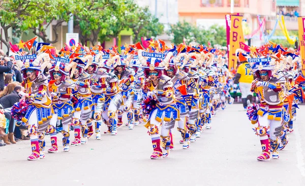 Бадахос, Испания, воскресенье. 26 февраля. 26 февраля. 2017 Участники ярких костюмов примут участие в карнавальном параде в Бадахосе 2017 — стоковое фото