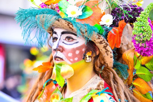 Badajoz, Espagne, dimanche. Février. 26. 2017 Les participants en costumes colorés prennent part au défilé de carnaval à Badajoz 2017 — Photo