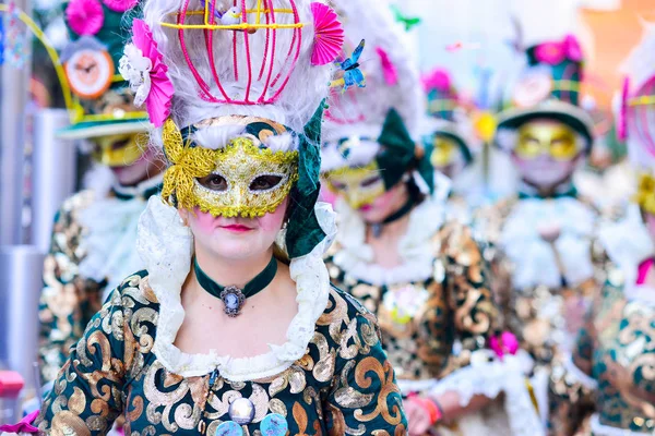 Badajoz, Hiszpania, niedziela. February.26. Uczestnicy 2017 w kolorowe kostiumy biorą udział w paradzie karnawałowej w Badajoz 2017 — Zdjęcie stockowe