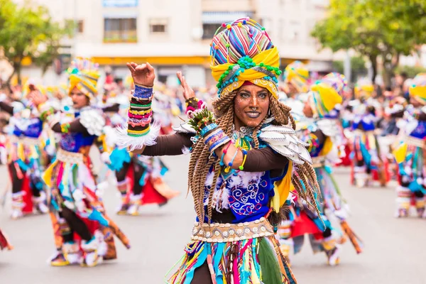 Badajoz, España, domingo. febrero.26. 2017 Participantes en coloridos trajes participan en el desfile de carnaval en Badajoz 2017 — Foto de Stock