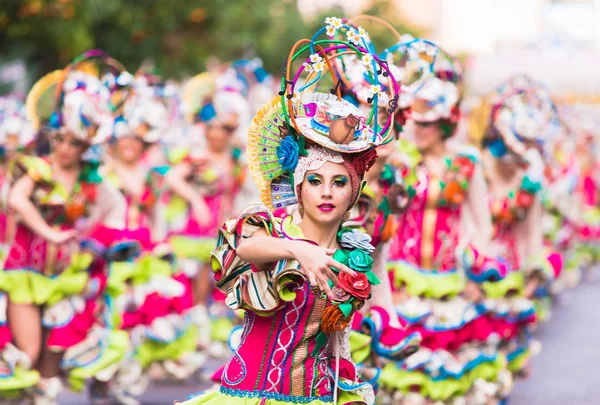 Badajoz, Espanha, domingo. Fevereiro.26. 2017 Participantes em trajes coloridos participam do desfile de carnaval em Badajoz 2017 — Fotografia de Stock