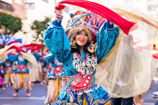Badajoz, España, domingo. febrero.26. 2017 Participantes en coloridos trajes participan en el desfile de carnaval en Badajoz 2017 — Foto de Stock