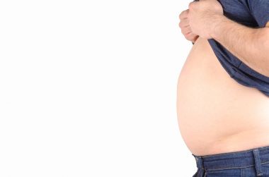 Büyük göbek ile obez adam 