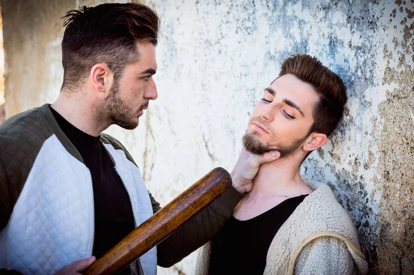 Homofobik adam gay adam tehdit ediyor.