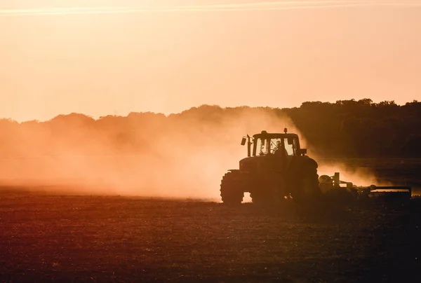 Tractor trabajando en el crepúsculo — Foto de Stock