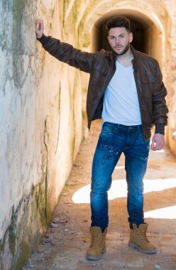 Yakışıklı genç adam poz veriyor.