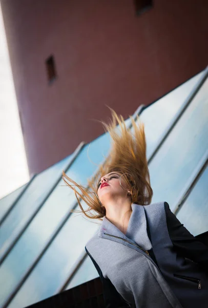 Kvinna flyttar långt hår upp — Stockfoto