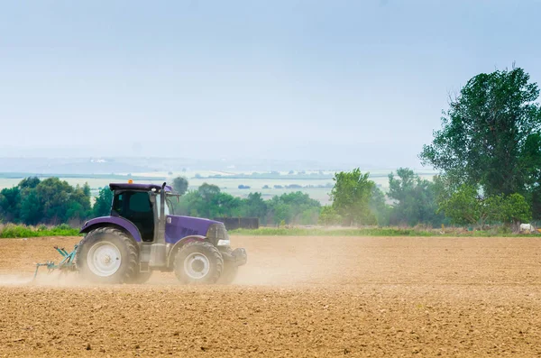 Tractor trabajando en Extremadura — Foto de Stock
