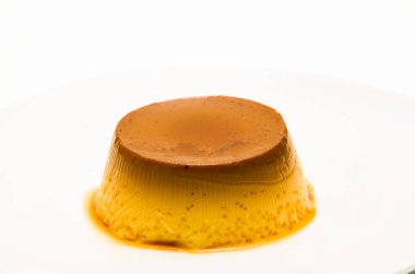 Beyaz arka plan üzerinde börek