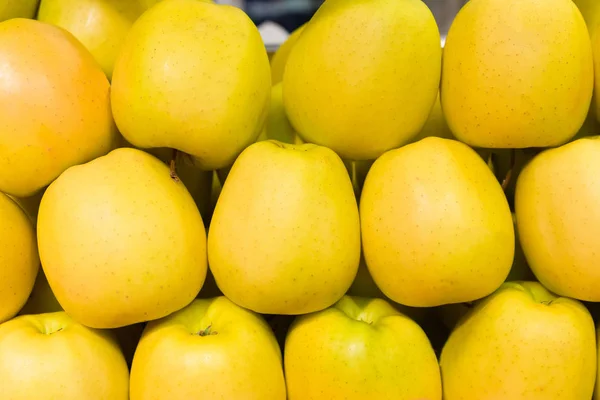 Gelbe Äpfel in Reihen — Stockfoto