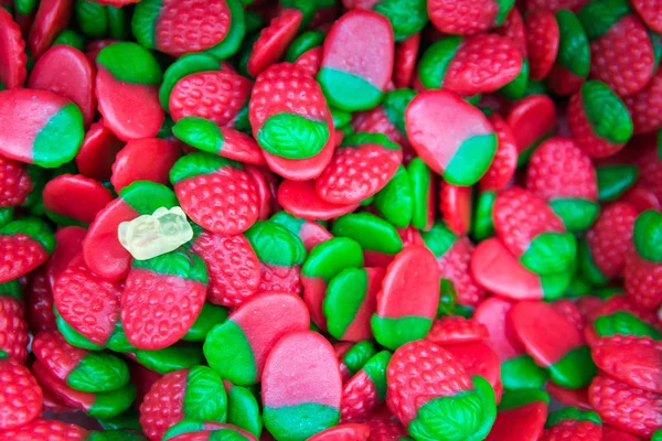 Jordbær med gummijordbær – stockfoto