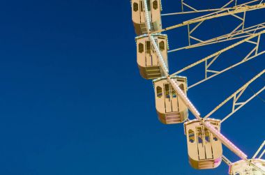  Mavi gökyüzünde dönme dolap.