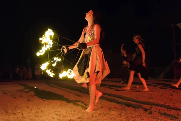 Feminino show de fogo performer — Fotografia de Stock