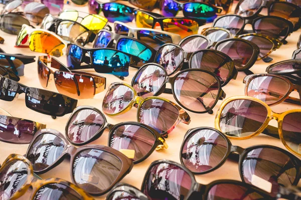 Renkli Güneş gözlükleri arka plan