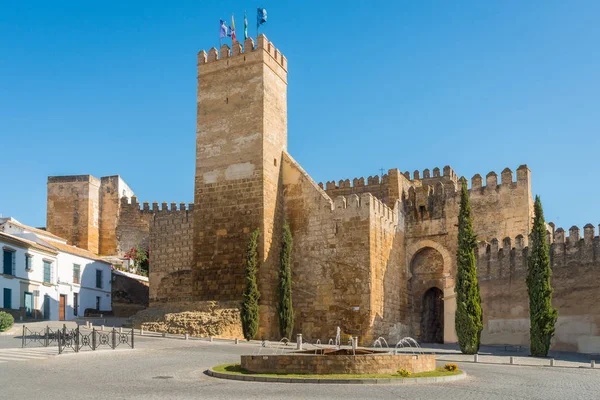 Sevilla gate och tornet i Carmona — Stockfoto