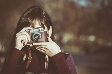 Kadın alarak fotoğraf eski moda kamera ile. Vintage photograpy