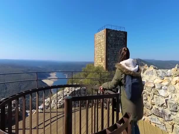 Toerist Het Kasteel Van Monfrague Extremadura Spanje — Stockvideo