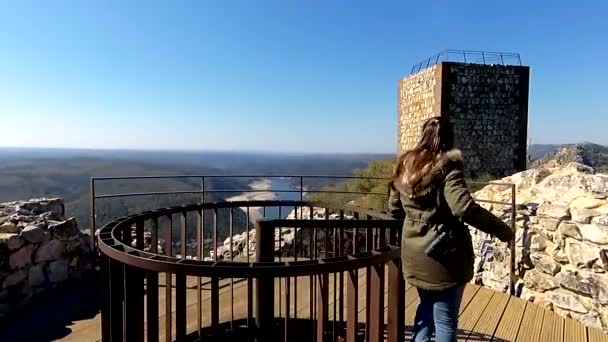 Τουρίστας Στο Κάστρο Των Monfrague Στην Εξτρεμαδούρα Ισπανία — Αρχείο Βίντεο