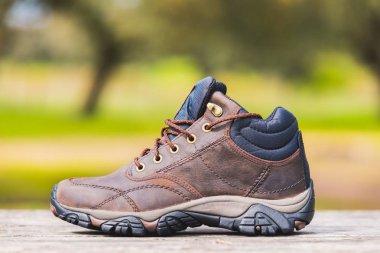 doğal ahşap bir masa üstünde Hiking çizme