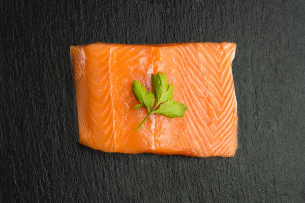 黑底香菜的三文鱼鱼片的顶部视图 — 图库照片