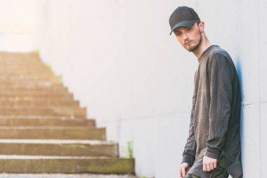 c ile kameraya bakarak bir genç sakallı adam zekâ kap portresi