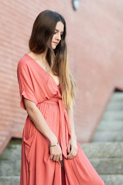 Bela jovem mulher com vestido vermelho posando — Fotografia de Stock