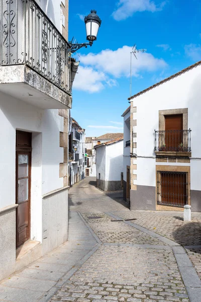 Régi utca a város Montanchez, Caceres, Spanyolország — Stock Fotó
