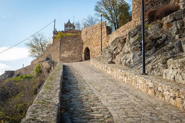 Entrada al castillo de Montanchez, en Cáceres, Extremadura, S — Foto de Stock