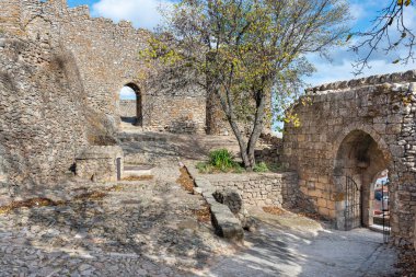 Caceres, Extremadura, Spai 'deki Montanchez kalesindeki kapılar.