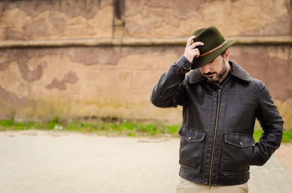 Man with jacket and hat in the street — Stockfoto